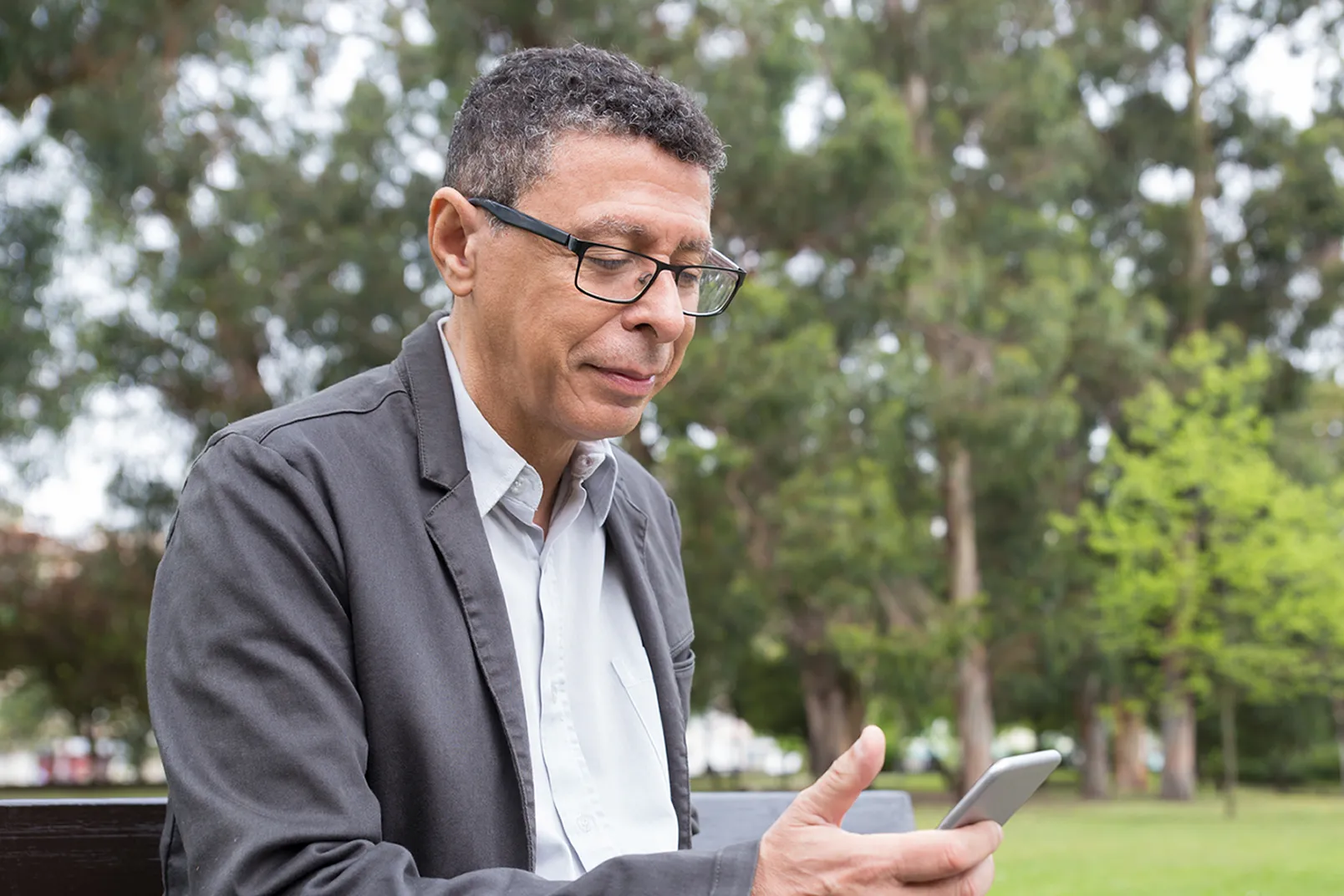PLACEHOLDER · sugerencia: papá viendo el celular con tablero del avance académico de su hijo